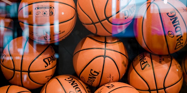 DB真人足球直播画面 - 英超联赛现场直播，球员带球突破特写